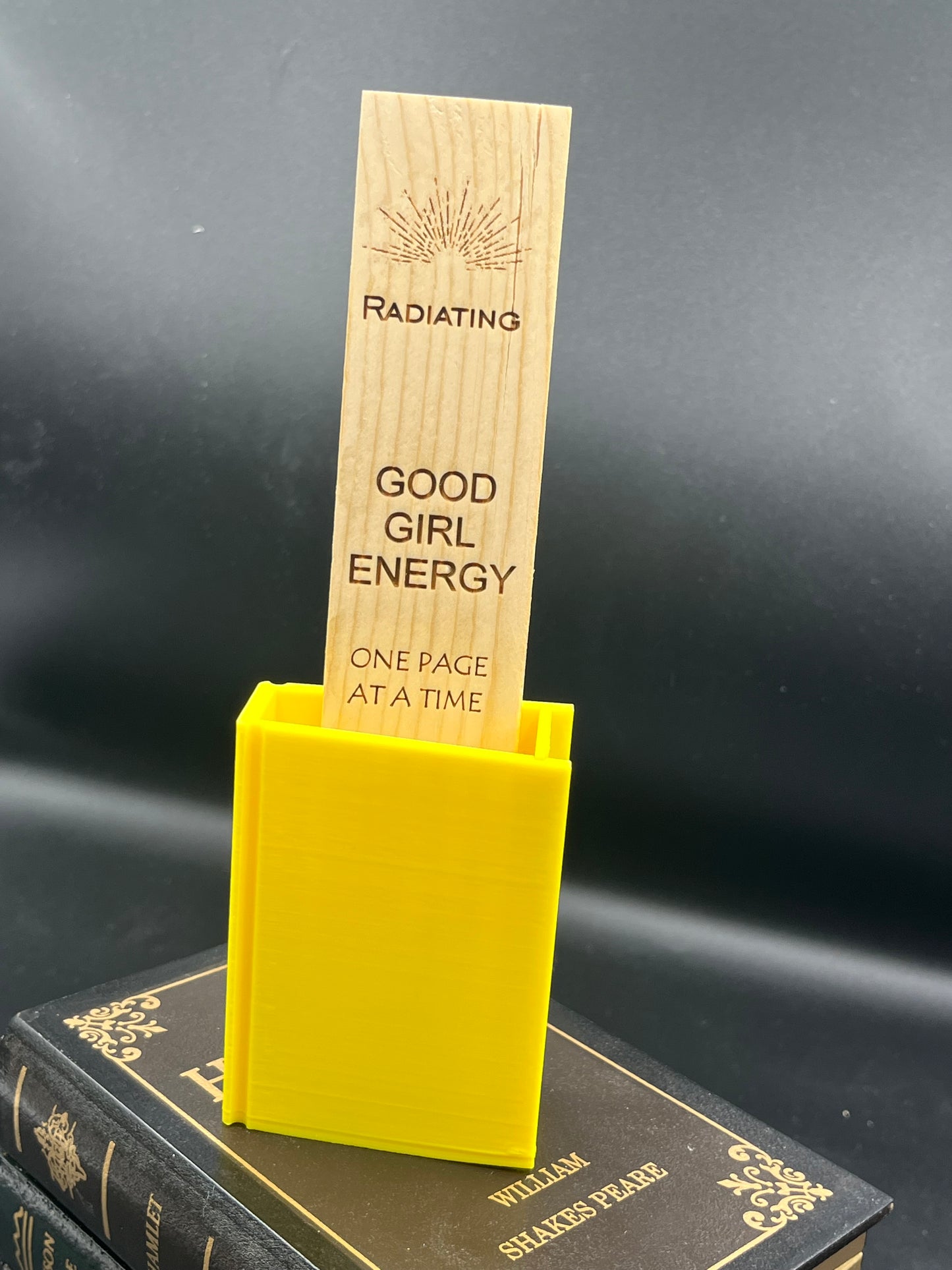📚 Reader’s Bookmark Holder